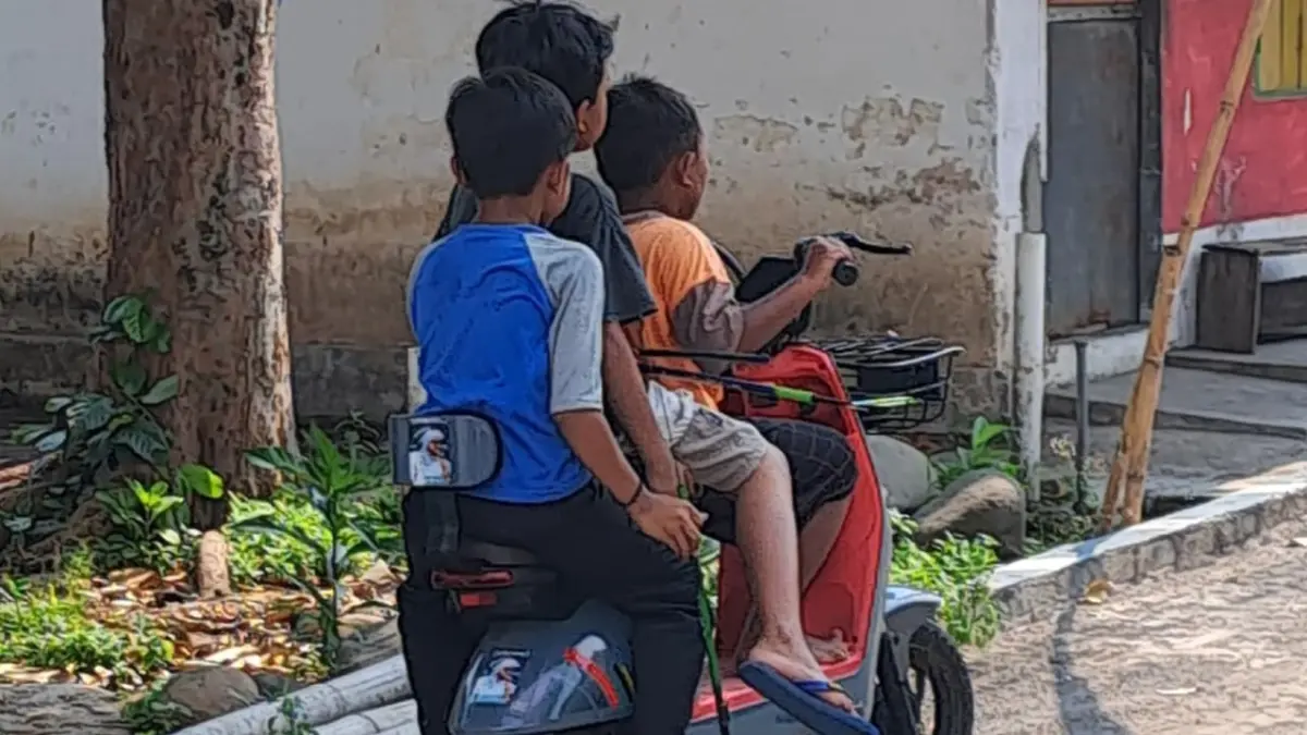 RESIKO : Penggunaan sepeda listrik di jalan raya oleh anak di bawah umur mudah dijumpai. (DOKUMENTASI RADAR JEMBER)
