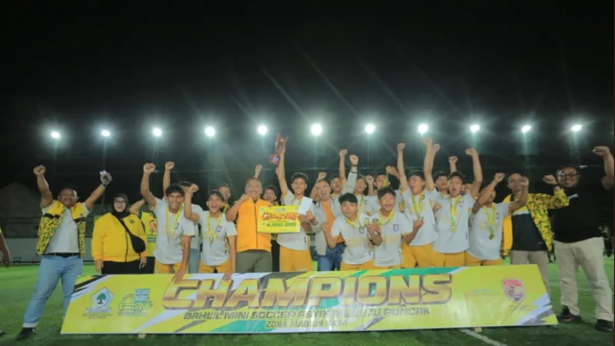 SEMRINGAH: SMAN 1 Maospati akhirnya menasbihkan diri sebagai juara Bahlil Mini Soccer Asyik Menuju Puncak 2026 Zona Madiun Raya setelah mengandaskan perlawanan MAN 2 Kota Madiun di partai final pada Jumat malam (4/9) lalu.(BAGAS BIMANTARA/RADAR MADIUN)
