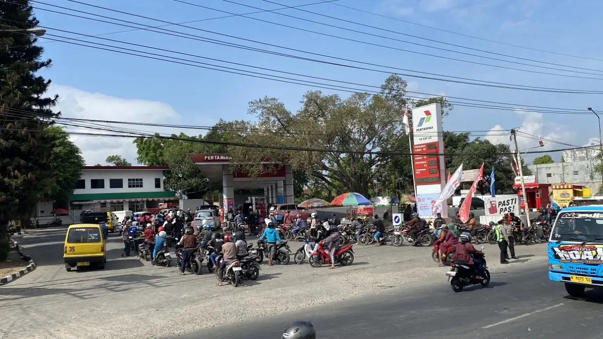 BIKIN MACET: Kemacetan terjadi karena antrean kendaraan roda dua dan roda empat yang hendak mengisi BBM di SPBU Jubung, Jalan Brawijaya, Desa Jubung, Kecamatan Sukorambi, kemarin (7/9) pagi. (JUMAI/RADAR JEMBER)

