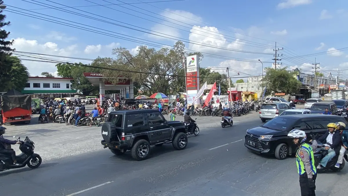 BIKIN MACET: Kemacetan terjadi karena antrean kendaraan roda dua dan roda empat yang hendak mengisi BBM di SPBU Jubung, Jalan Brawijaya, Desa Jubung, Kecamatan Sukorambi, kemarin (7/9) pagi. (JUMAI/RADAR JEMBER)