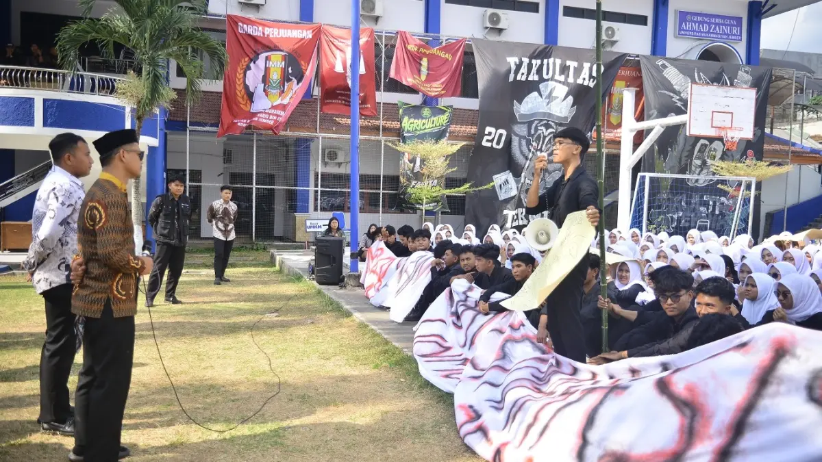 SIMULASI AKSI: Maba Unmuh Jember berlatih menyampaikan aspirasi dalam simulasi demonstrasi. (M. ADHI SURYA/RADAR JEMBER)