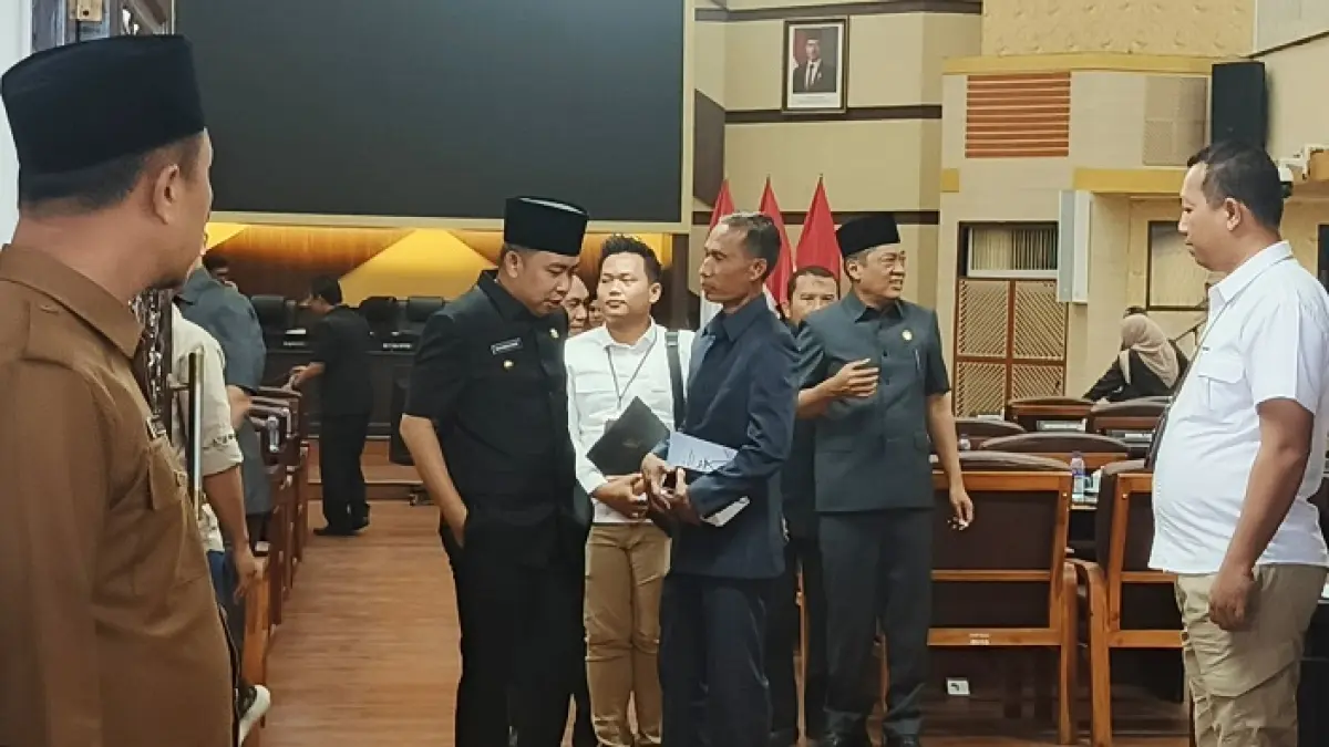 BERI KETERANGAN: Bupati Gus Fawait usai rapat paripurna RAPBD 2026 dan memberikan keterangan soal krisis BBM, di Gedung DPRD Jember, Senin siang (7/9). (MAULANA/RADAR JEMBER)