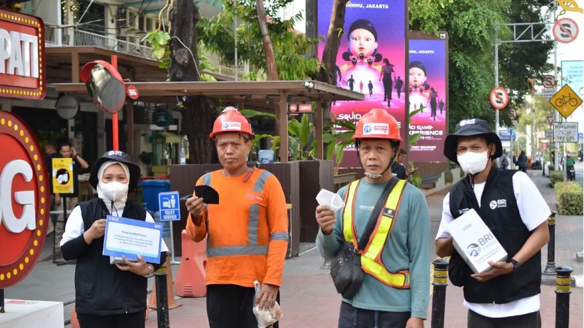BRI bergerak cepat dengan membagikan masker dan vitamin kepada warga di sejumlah titik dengan mobilitas tinggi di wilayah Jakarta dan Lampung.