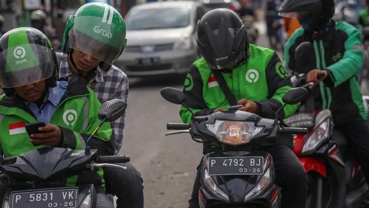 JAGA KESELAMATAN: Layar ponsel di atas dasbor motor sebagai sarana petunjuk arah. (M. ADHI SURYA/RADAR JEMBER)