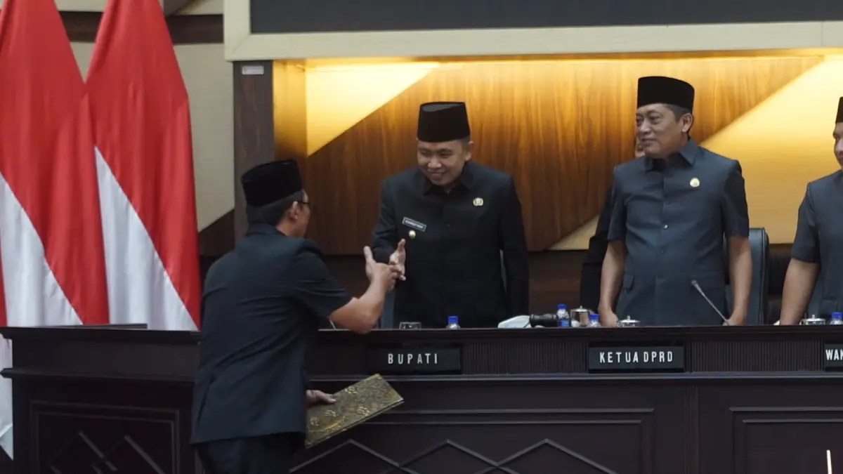 SAMPAIKAN CATATAN: Juru Bicara Banggar DPRD Jember Ardi Pujo Prabowo menyampaikan catatan saat Paripurna KUA PPAS Rencana APBD 2027, Senin (7/9) malam. (Dok. DPRD JEMBER)