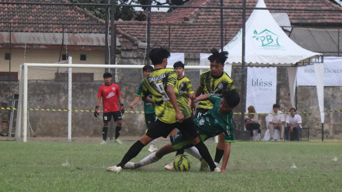 SENGIT: Dua pemain SMAN 1 Kauman mengepung gelandang SMAN 1 Trenggalek dalam perebutan tiket final Bahlil Mini Soccer Asyik Menuju Puncak Zona 3 Tulungagung, kemarin. (DR PERDANA/RADAR TULUNGAGUNG)
