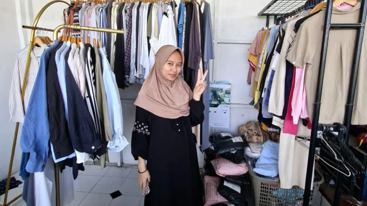 TEKUN: Pelaku usaha Wardatul Jannah, saat live jualan baju melalui marketplace. (ADE APRYANIS/RAME)