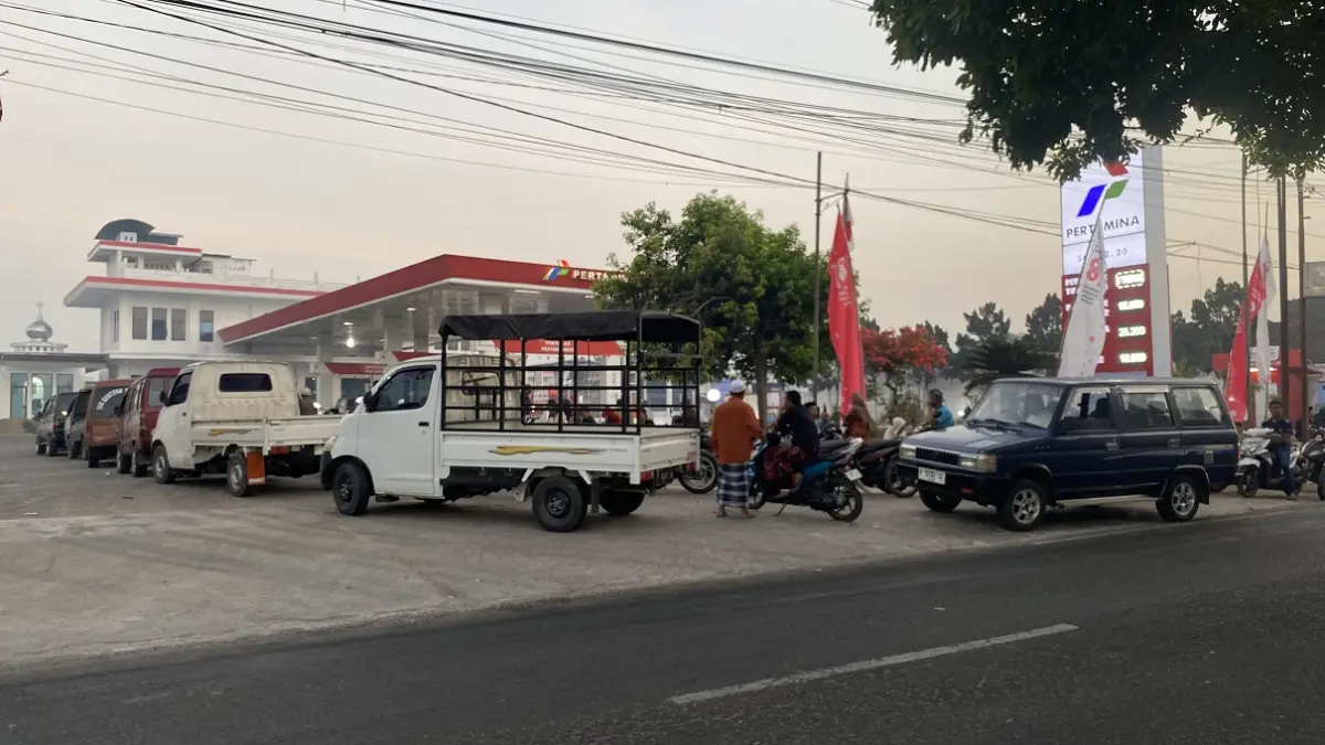 TETAP ANTRE: Antrean panjang kendaraan di SPBU Sabtuan, Jalan Basuki Rahmat, Kelurahan Tegalbesar, Kecamatan Kaliwates, Senin (7/9) sore. Antrean kendaraan mengular hingga sisi selatan SPBU.