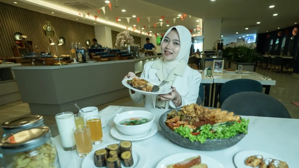 Atas: Suasana Sarapan di Royal Arunika All-Day-Dining, Aston Inn Lumajang.
