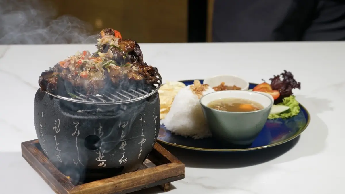 Kiri ke kanan: Penyetan Nasi Sayur Kelor dengan Lalapan 3T (Teluyam, Tahu, Tempe) - Sate Bondoyudo - Iga Bakar Klakah
