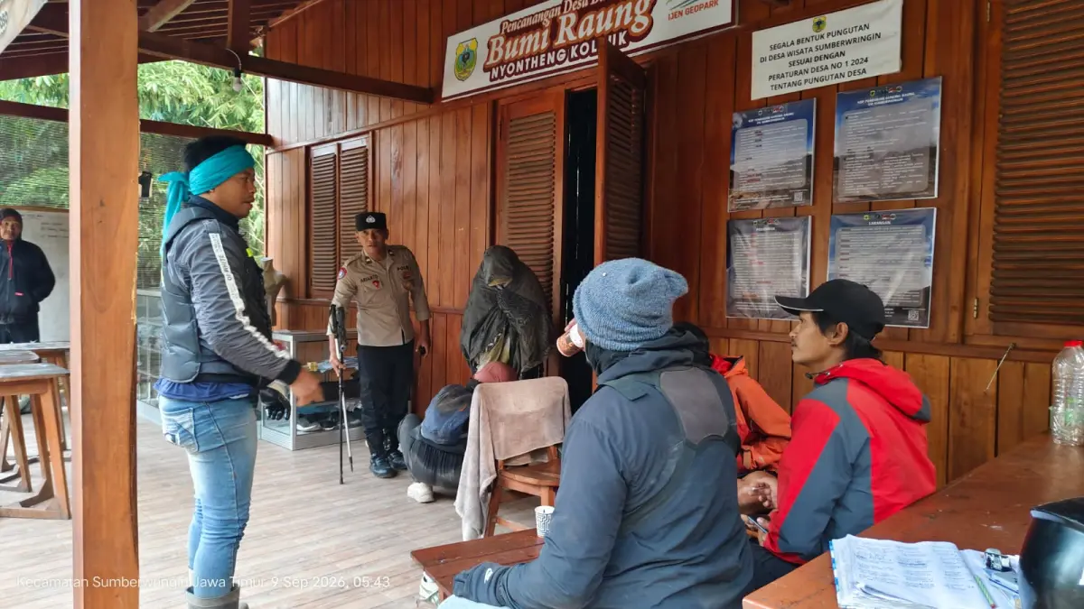 Pendaki yang mengalami hipotermia saat melakukan pendakian ke Gunung Raung dievakuasi oleh polisi dan petugas gabungan lainnya.