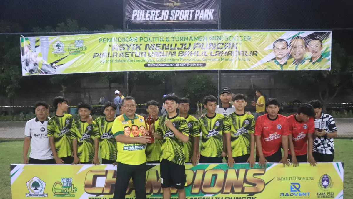 SEMRINGAH: Ketua DPD Partai Golkar Jawa Timur Ali Mufthi menyerahkan piala juara 1 Bahlil Mini Soccer Asyik Menuju Puncak Zona 3 Tulungagung pada tim SMAN 1 Kauman usai partai final yang menegangkan pada Selasa malam (8/9).(DEVRAT RAMANDA/RADAR TULUNGAGUNG)