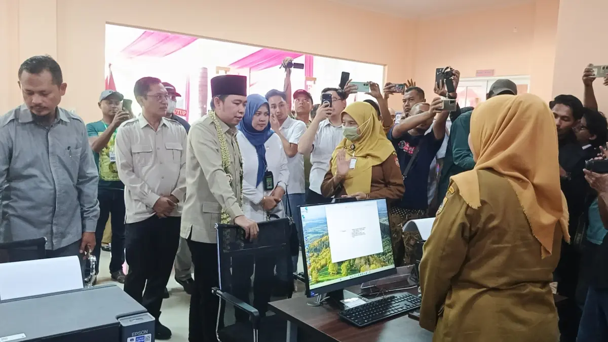 BOLEH WFH: Salah satu pelayanan adminduk, di Mall pelayanan publik Kecamatan Tanggul saat dikunjungi Bupati Jember Muhammad Fawait. Saat ini Pemkab Jember mengeluarkan kebijakan WFH dan sekolah daring imbas krisis BBM yang belum sepenuhnya pulih. (MAULANA/RADAR JEMBER)