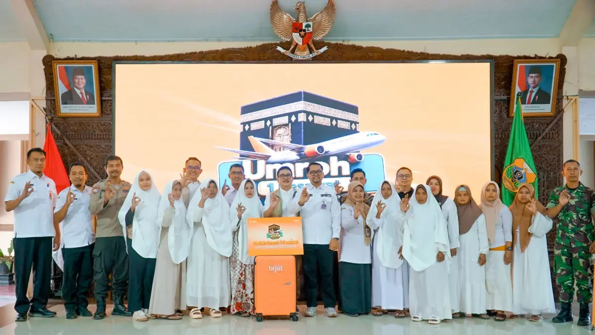 BAHAGIA: Enam nasabah BTPN Syariah bertemu dengan Sekretaris Daerah Bondowoso sebelum berangkat ke tanah suci.
