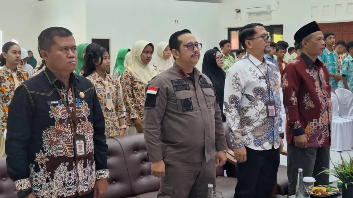 Dr. David Palapa Duarsa (tengah) saat bersama sejumlah pihak dalam agenda pembinaan moderasi beragama (Kejari Bondowoso)