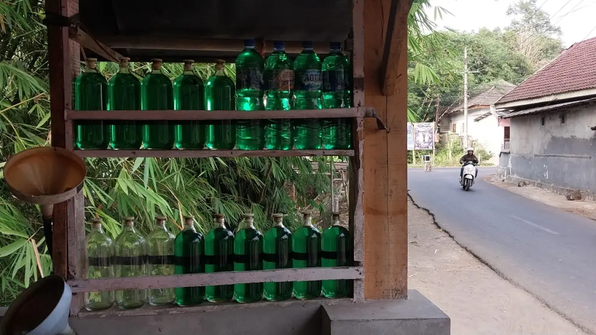 PERTALITE MUNCUL: BBM jenis Pertalite kembali tersedia di sejumlah pedagang eceran setelah beberapa hari sulit ditemukan. Harga eceran mulai turun menjadi Rp 12 ribu per botol, setelah mencapai Rp 15 ribu pada puncak krisis BBM. (JUMAI/RADAR JEMBER)