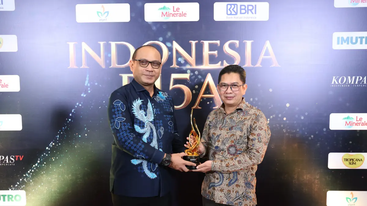 Kepala Diskominfo Akhmad Helmi Lukman, dan Sekretaris TP3D Dima Akhyar, mewakili Bupati Jember Muhammad Fawait, saat menerima penghargaan untuk Jember, sebagai Daerah Peduli Inovasi Ekonomi Kreatif 2026, di Birawa Assembly Hall, Hotel Bidakara, Jakarta, Rabu malam (9/9). (Dok. Diskominfo)