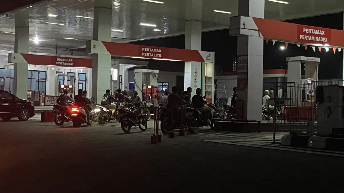 DISERBU MOTOR: Suasana malam di SPBU Jenggawah yang diserbu kendaraan roda dua, Kamis malam (10/9). (JUMAI/ RADAR JRMBER)