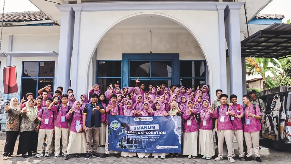 FOTO BERSAMA: Puluhan siswa SMAN Umbulsari beserta guru pendamping foto bersama jurnalis JPRJ usai melakukan kunjungan redaksi, kemarin (11/9). (YULIO FA/RADAR JEMBER)