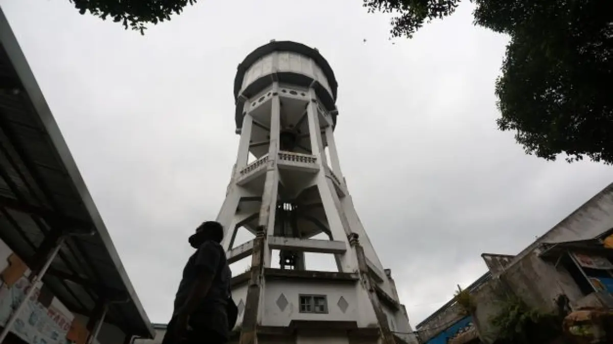 ICON KOTA: Tandon air di Pasar Tanjung yang hingga kini masih bertahan. Pemkab Jember juga berencana melakukan revitalisasi ke sejumlah pasar tradisional. (DOKUMENTASI RADAR JEMBER)