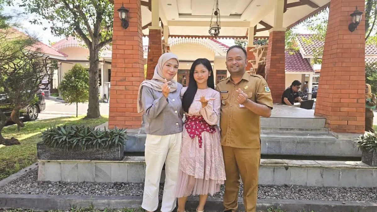 MEMBANGGAKAN: Kanissa Zivara Nugroho (tengah), Finalis Putri Jawa Timur 2026 asal Bondowoso. (DOK PROBO NUGROHO)