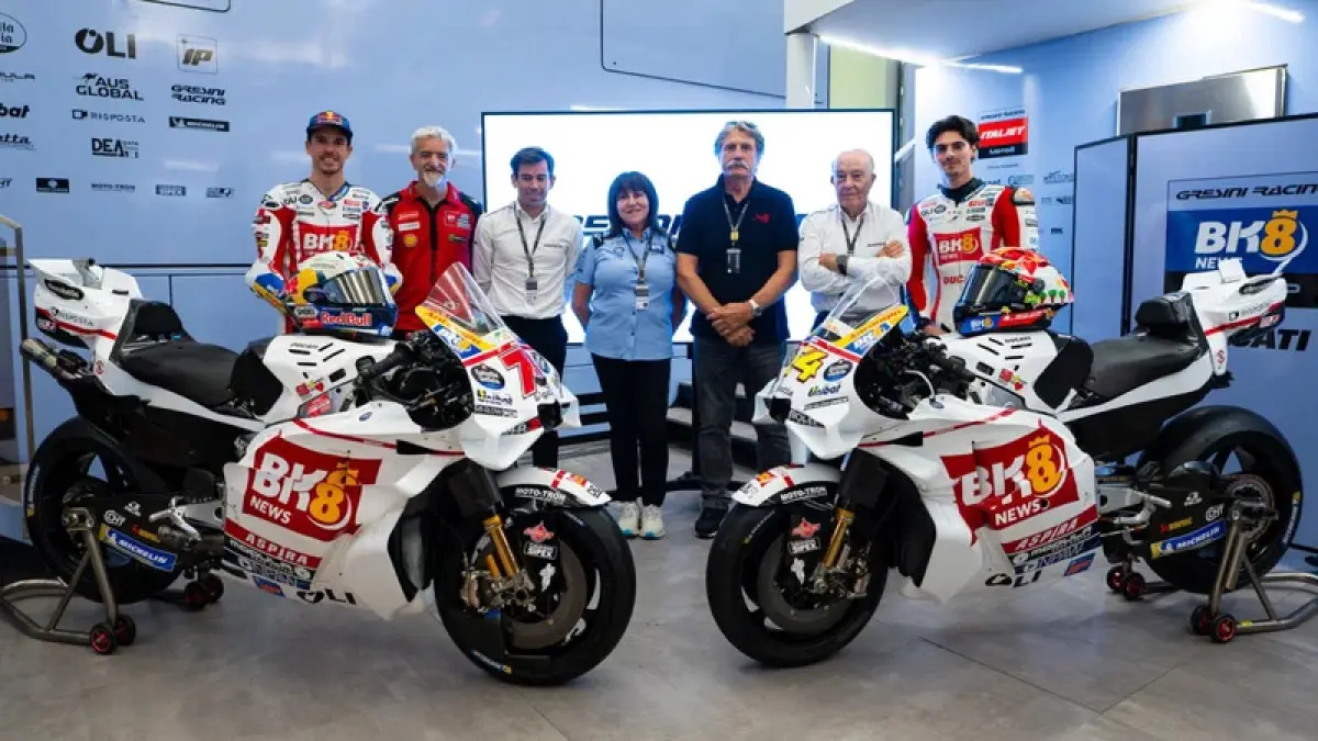 Tim Gresini Racing menggunakan livery khusus kenang mendiang Marco Simoncelli di Sirkuit Misano. (Motogp)