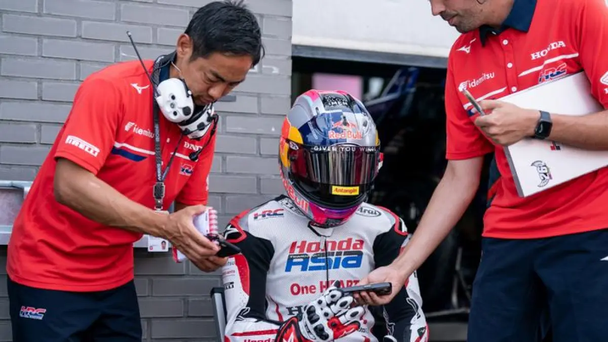 Veda Ega Pratama dan Hiroshi Aoyama (kiri) di sela-sela latihan. (Honda Team Asia)