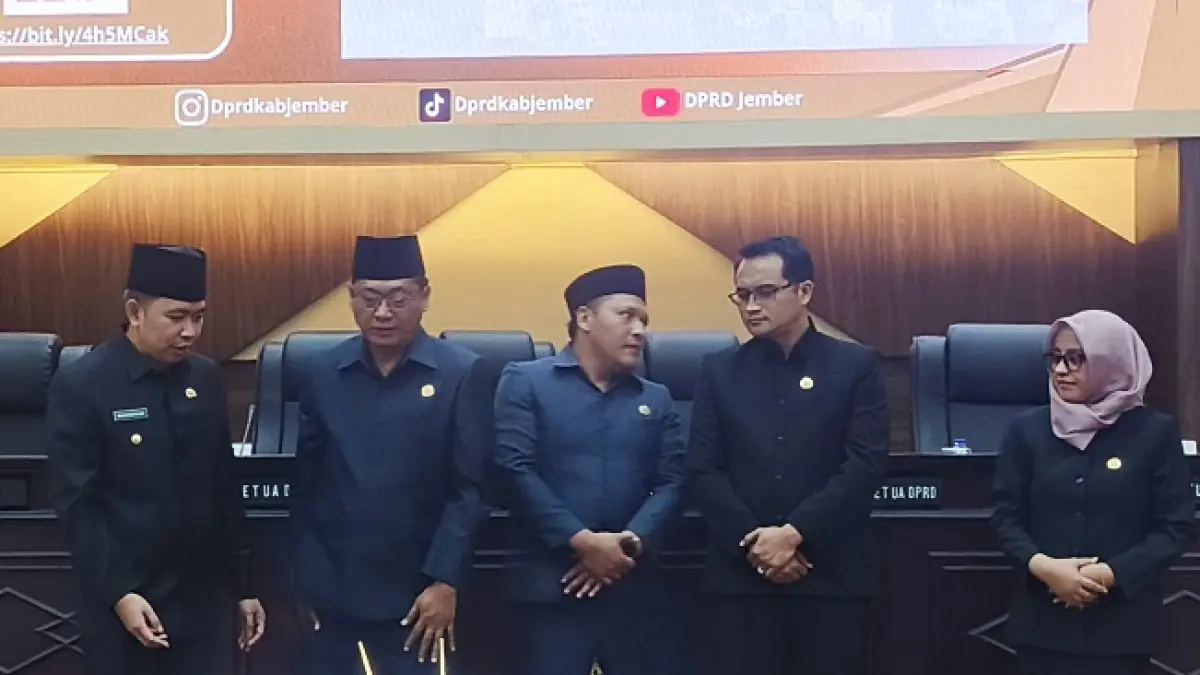 TEMUI MUFAKAT: Pengesahan Raperda PAPBD 2026 menjadi Perda, di Gedung DPRD Jember, kemarin (14/9). (MAULANA/RADAR JEMBER)