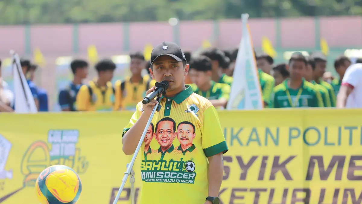 PEMBINAAN: Ketua Harian DPD Partai Golkar Jatim Adi Wibowo resmi membuka Turnamen Bahlil Minisoccer Asyik Menuju Puncak Zona 5 Bojonegoro, Tuban, Lamongan di Stadion Letjend Soedirman (SLS) Bojonegoro kemarin (14/9). Empat tim dari tiga kabupaten mengirimkan wakil di babak semi final yang berlangsung besok (15/9).(Andika Feriawan/RDR.BJN)