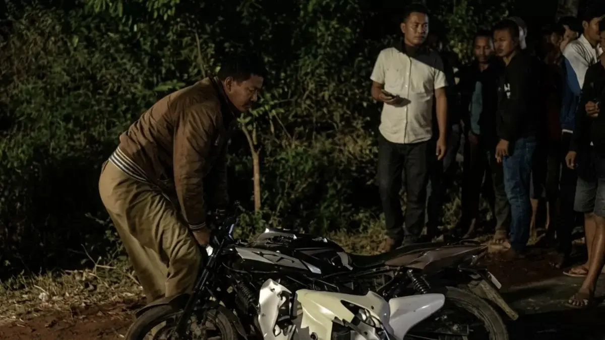 AMANKAN: Warga dan petugas kepolisian saat membongkar dan mengamankan motor pelaku dugaan perampokan di Kecamatan Klakah, pada Minggu (13/9). (POLRES LUMAJANG)