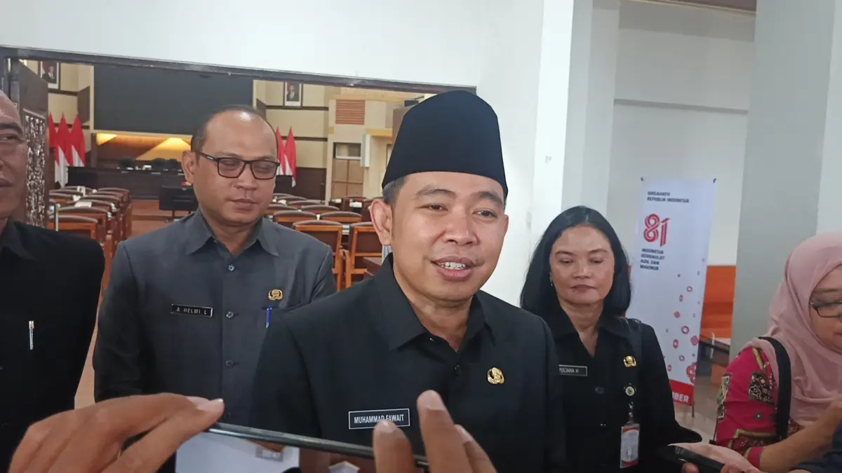 "Bagi SPPG yang tidak memenuhi ketentuan ya memang harus di-suspend. Kalau mereka tetap bandel, ya bisa ditutup secara permanen." MUHAMMAD FAWAIT, Bupati Jember. (MAULANA/RADAR JEMBER)