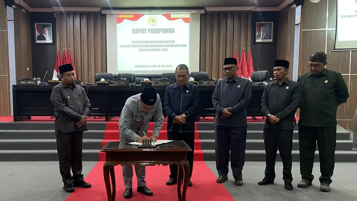 MENYETUJUI: Sejumlah pihak saat menyetujui Raperda P-APBD 2026. (FAQIH HUMAINI/RADAR IJEN)