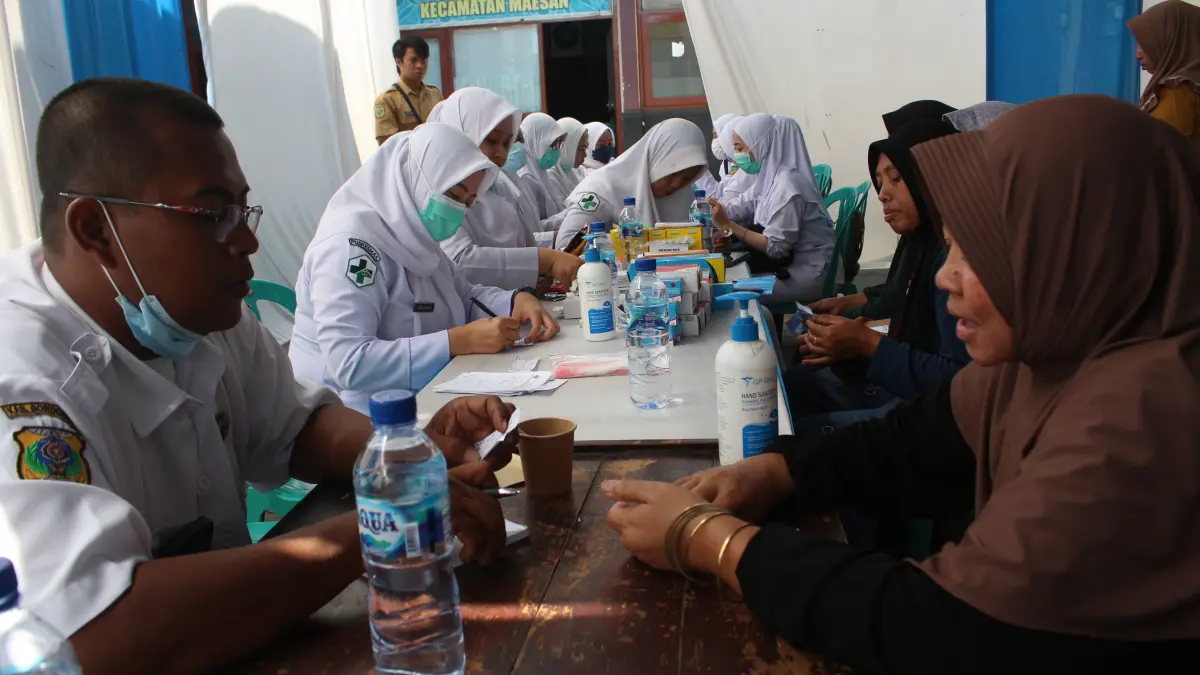 Sejumlah warga di Kecamatan Maesan diperiksa oleh Petugas Kesehatan dari Puskesmas Maesan