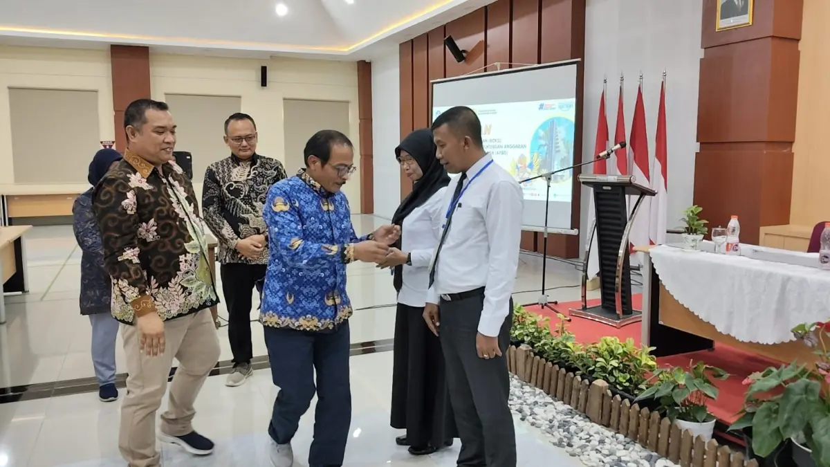 SIAP DIGEMBLENG: Perwakilan peserta pelatihan Bakal Calon Kepala Sekolah (BCKS) jenjang TK dan SD Jember saat mengikuti materi di Surabaya. (DISPENDIK)