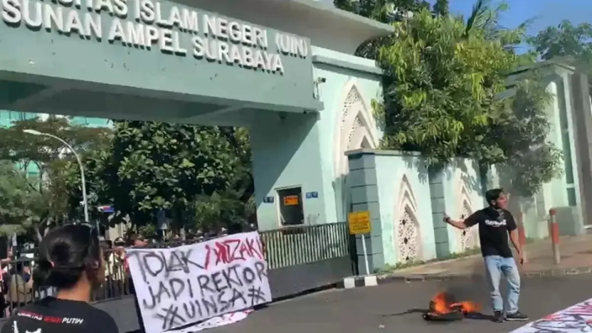 aksi unjuk rasa mahasiswa pada rabu (15/7/2026). yang saat ini melakukan aksi unjuk rasa terkait penolakan rektor yang terpilih (Putra/JawaPos.com)