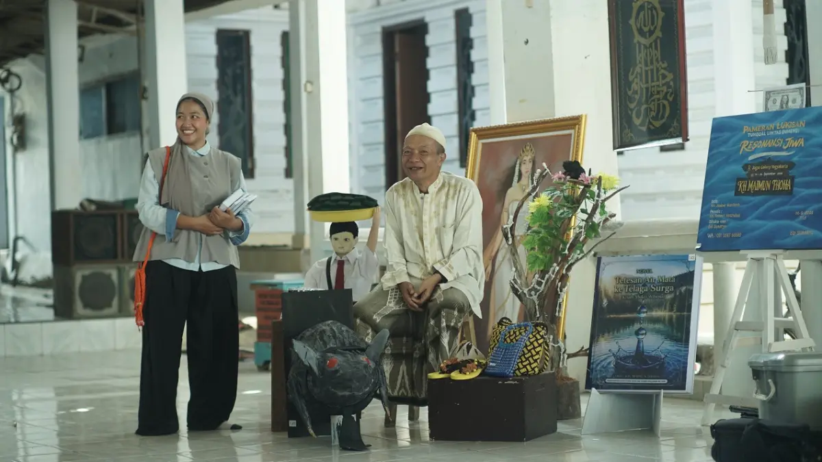 KREATIF: KH Maimun Thoha (kanan) saat ditemui jurnalis Jawa Pos Radar Jember di kediamannya sebelum berangkat ke lokasi pameran lukisan di Jogja Gallery. (YULIO FA/RADAR JEMBER)