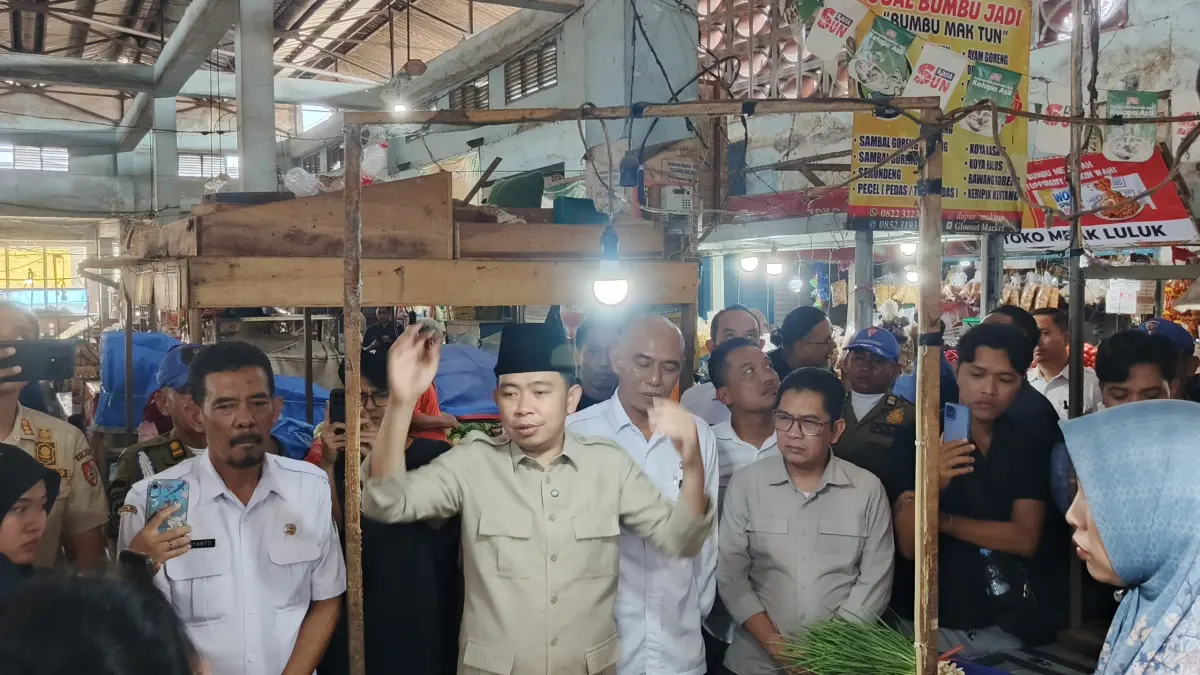 Bupati Gus Fawait, saat kesempatan melakukan inspeksi ke Pasar Tanjung dan berdialog dengan sejumlah pedagang, Rabu, (16/9). (Maulana/Radar Jember)
