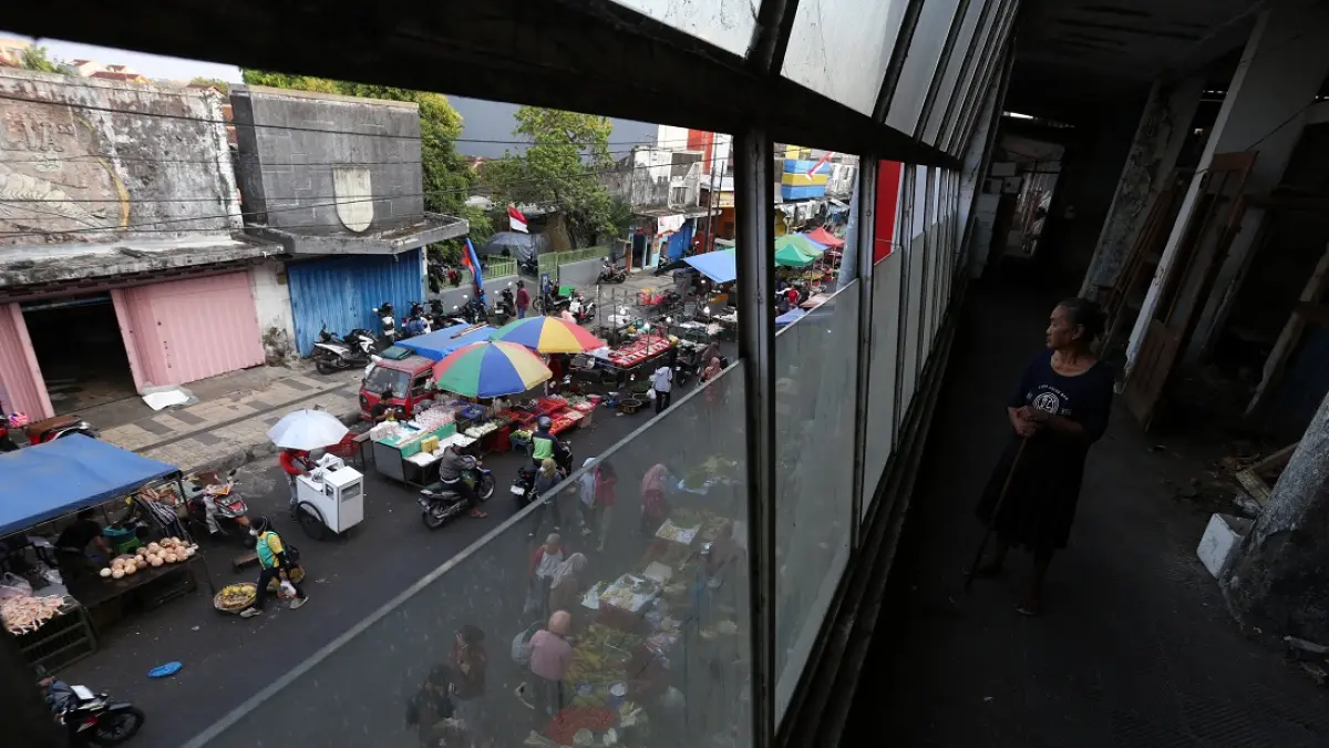 KONTRAS: Dua sisi perbedaan tampilan Pasar Tanjung antara di lantai atas dan bawah yang memakai bahu jalan. Kini, pemkab Jember merencanakan bakal memugar tampilan fisik pasar beserta mengatur ulang penataannya. (SIDKIN/RADAR JEMBER)