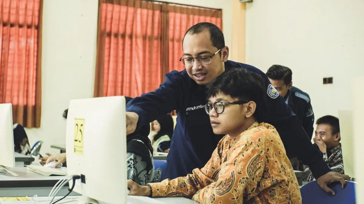 BEKALI MAHASISWA: Maba Ilkom Unmuh Jember antusias mengikuti materi praktik asah skill digital dan riset. (UNMUH JEMBER)