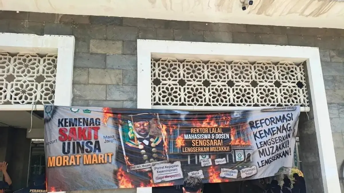 Mahasiswa menggelar spanduk bernada keras (Instagram resmi/ @analisa.co_)