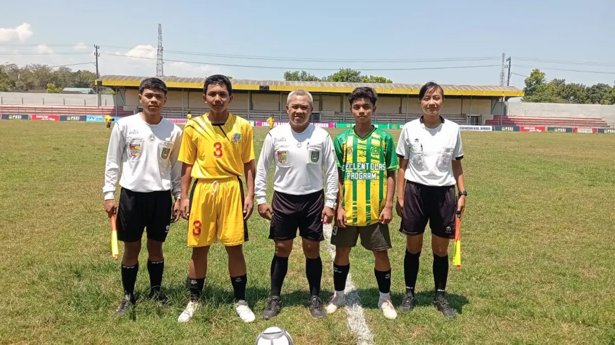 MULAI DULU: Kapten Tim MTs Hidayatul Mubtadiin dan MTs Zainul Hasan berfoto bersama wasit sebelum kick off Liga Pelajar Antar-MTs di Stadion Notohadinegoro, kemarin (16/9). (ASKAB PSSI JEMBER)