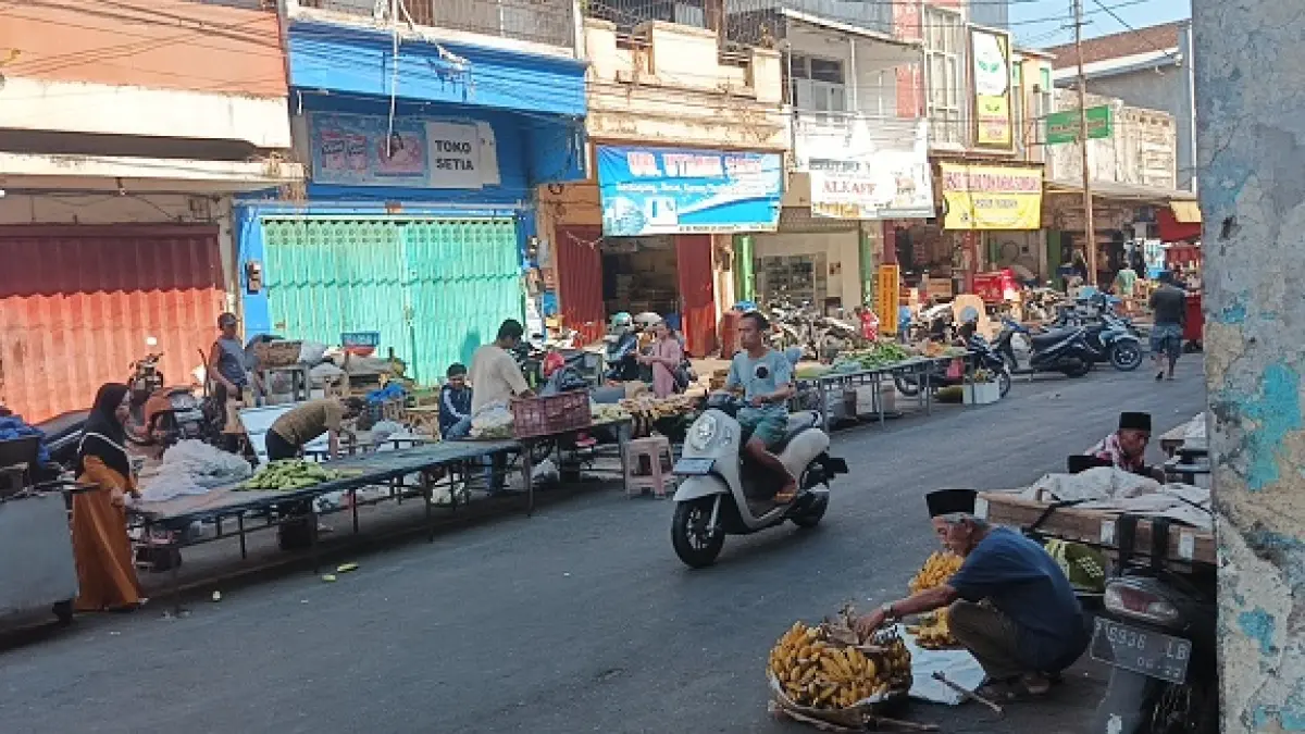 PAKAI BAHU JALAN: Kondisi pedagang yang melapak di bahu jalan sekitar Pasar Tanjung. (MAULANA/RADAR JEMBER)