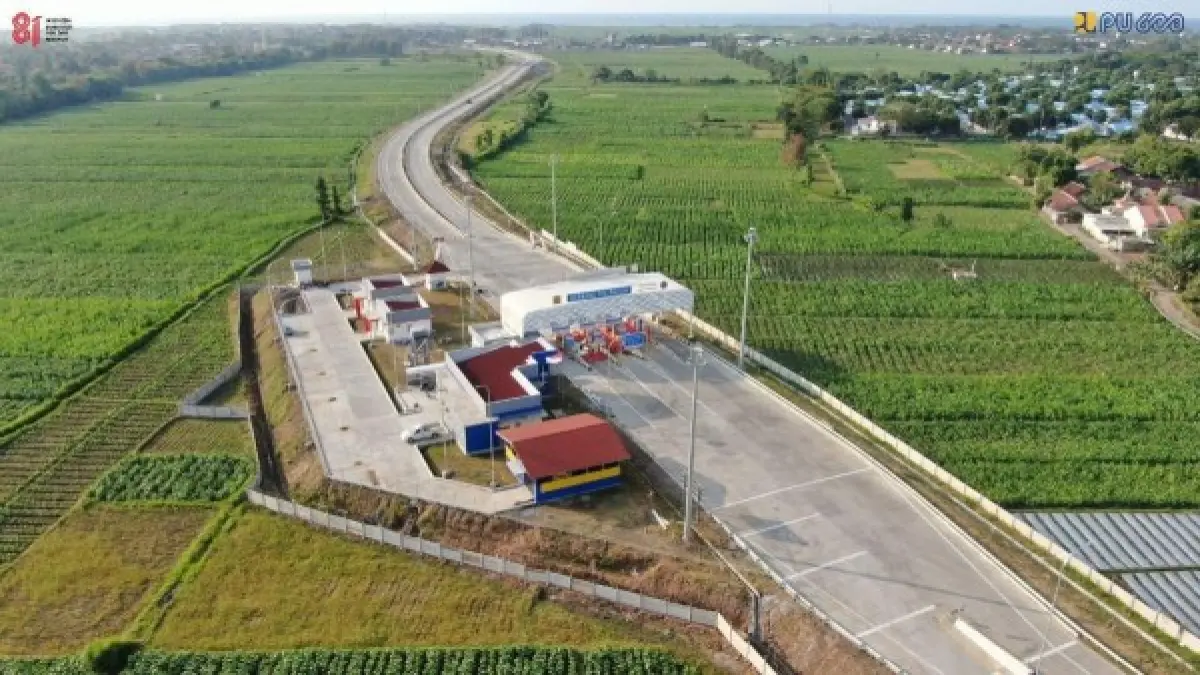Penampakan salah satu ruas Tol Probolinggo-Situbondo-Banyuwangi (Prosiwangi) yang membentang di tengah area persawahan (Kementrian Pekerjaan Umum).