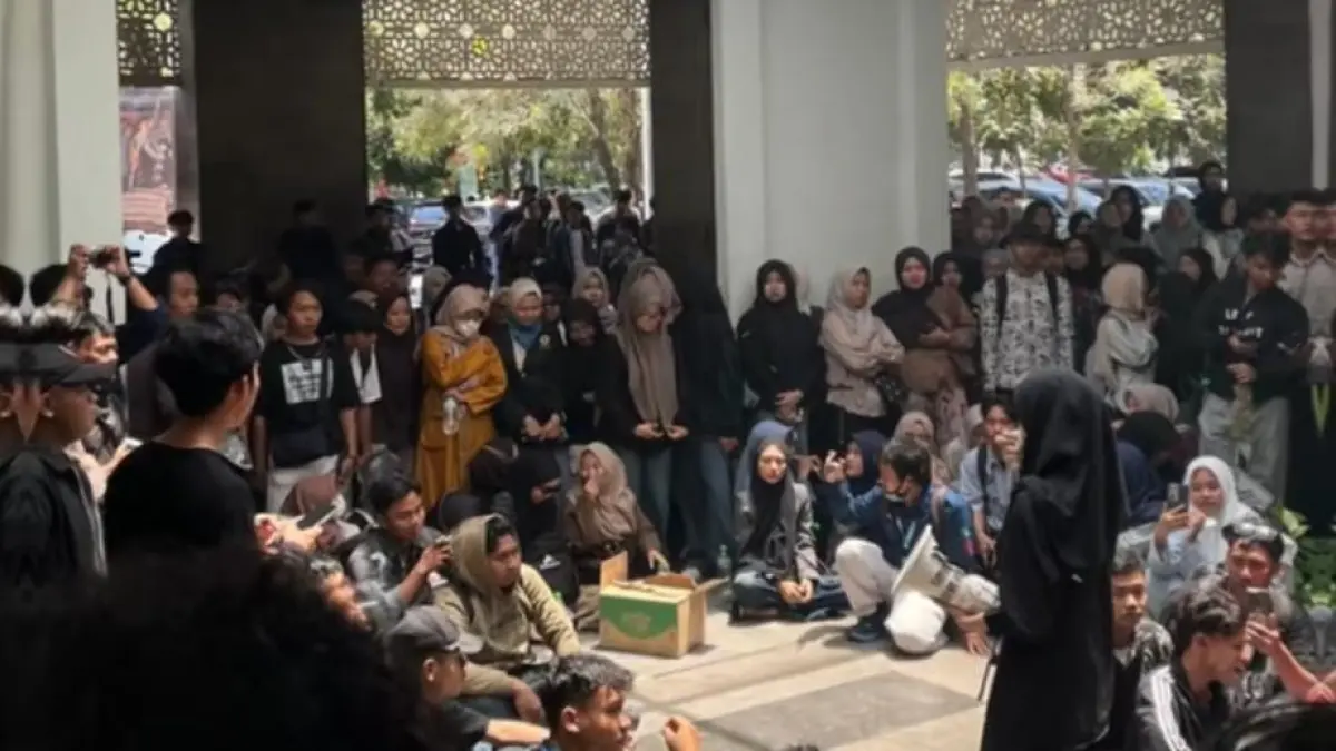 Suasana demo di UINSA, 16 September 2026, tangkapan layar unggahan vidio TIKTOK @AREKUINSA
