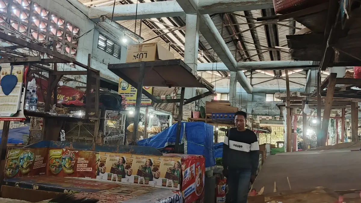Tampilan di lantai dua Pasar Tanjung Jember yang cukup terasa sepi dari aktivitas pedagang-pembeli. Bahkan banyak kios-kios pedagang yang ditinggalkan. (Maulana/JPRJ)