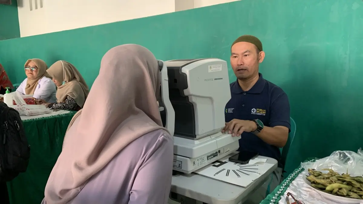 TELITI: Pemeriksaan mata, merupakan salah satu pemeriksaan yang biasa dilakukan dalam program cek kes gratis. (ILHAM WAHYUDI/RADAR IJEN)