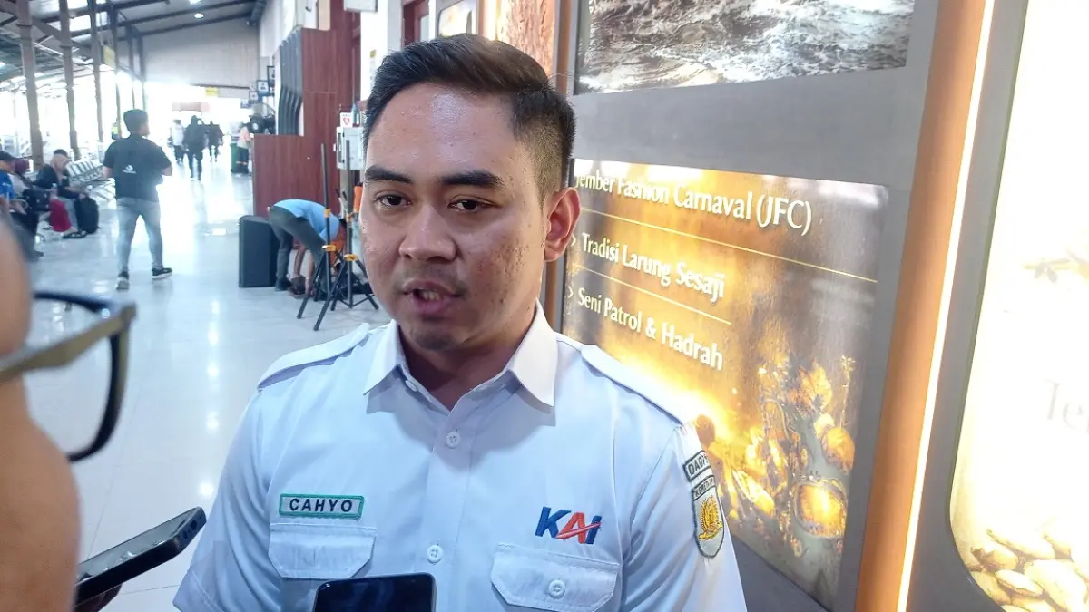“Sebelum melintas, pengendara wajib berhenti sejenak, memperhatikan rambu dan sinyal, serta memastikan tidak ada kereta yang akan melintas. Kereta api tidak dapat berhenti secara mendadak dan membutuhkan jarak pengereman yang panjang.” CAHYO WIDIANTORO, Manajer Hukum dan Humas Daop 9 Jember. (HUMAS KAI JEMBER)