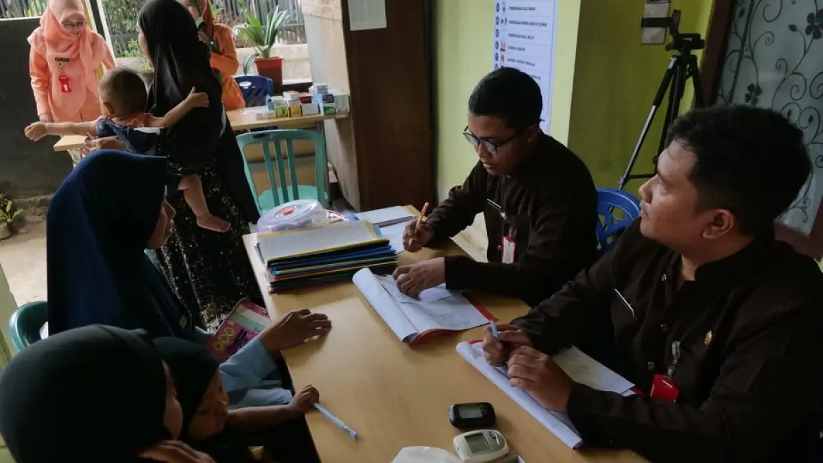 ANTRE: Warga saat antre mendapat layanan kesehatan di desa.
Akses Kesehatan Sampai Tingkat Desa. (ANAM)