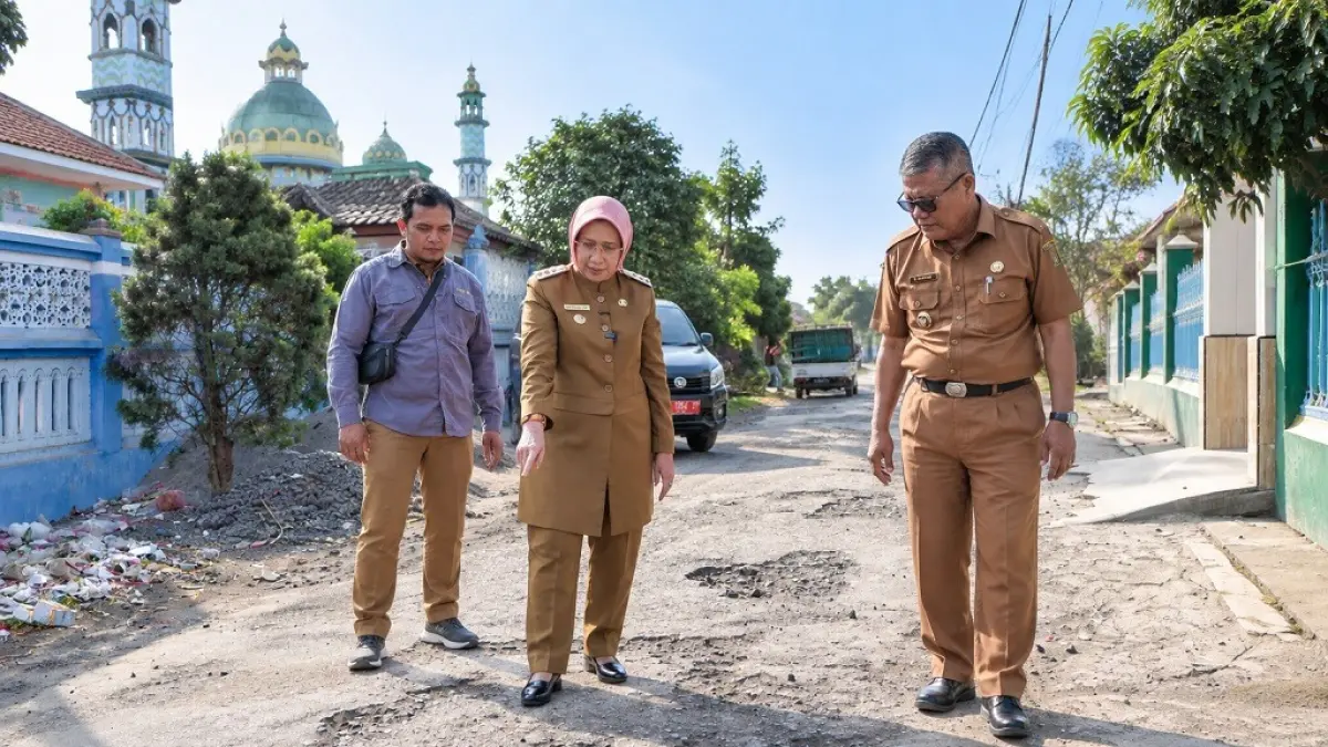 DITINJAU: Bupati Lumajang Indah Amperawati saat meninjau lokasi jalan yang mengalami kerusakan, kemarin. (KOMINFO LUMAJANG)