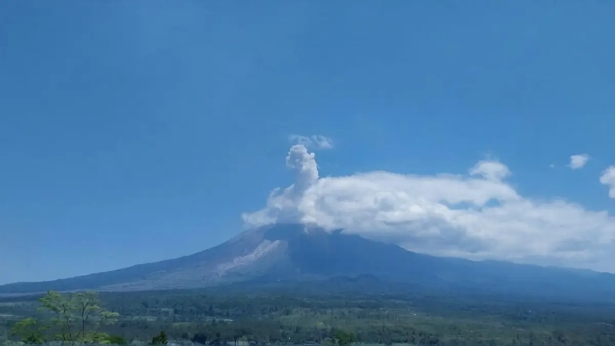 ERUPSI:  Aktivitas Gunung Semeru intens keluarkan letusan setiap harinya. (PPGA FOR RAME)